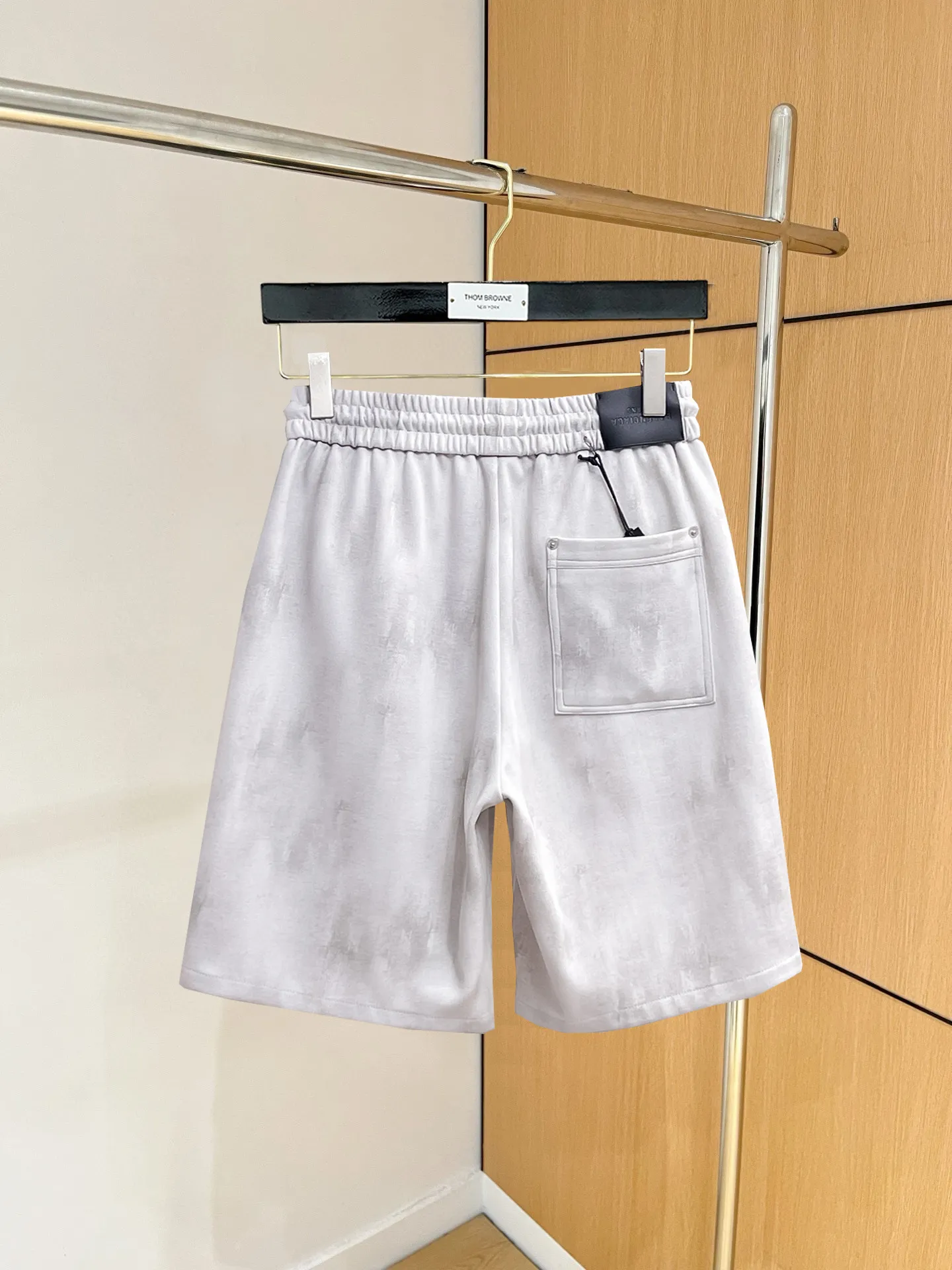 Balenciaga's three-standard complete 2025 summer New Arrival men's casual shorts, advanced custom-made Breathable fabric, Breathable fabric, extremely stretchy and comfortable, impeccable details, top-grade accessories, original logo design concept, delicate and soft feel! The upper body fit is awesome! Size: M-XXXL Please state your height and weight when ordering